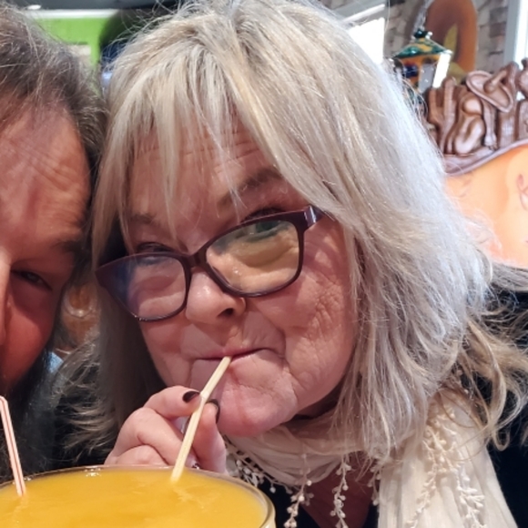 Meet your Posher, Becky - Picture 2 of 2